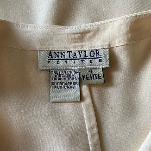 Ann Taylor Blouse Long Sleeve Button Down cream 4P - Picture 4 of 6